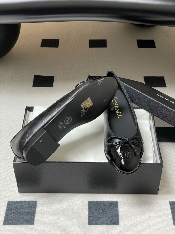2025 Women Chanel Black Patent Leather Ballet Flats