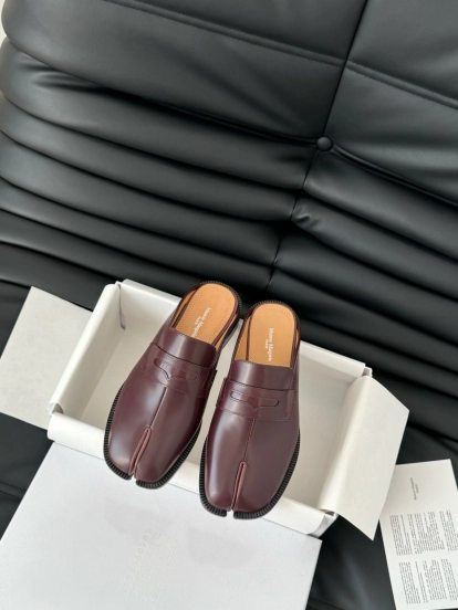2025 Women MM6 Brown Leather Tabi Loafers