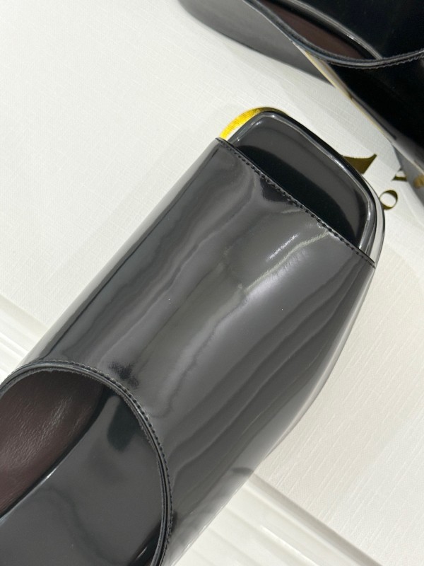 The Row Fall/Winter 2025 Platform Slides - KFY00280